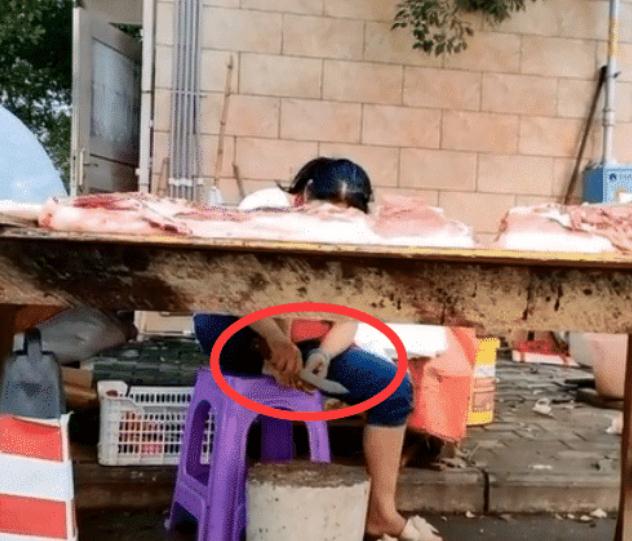 Hàng thịt vắng vẻ, bà chủ tranh thủ tút lại bộ móng, nhìn dụng cụ làm nail mà khách hàng chỉ buồn nôn-2