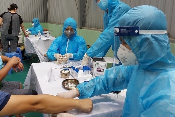 Nhân viên y tế TP.HCM gặp mưa lớn khi lấy mẫu xét nghiệm Covid-19-1