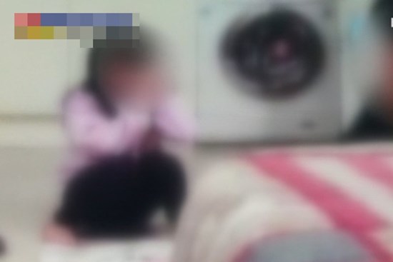 Bé gái 8 tuổi chết với chiếc bụng rỗng, kết thúc cuộc đời địa ngục bị mẹ và bố dượng bỏ đói, bắt ăn uống... chất thải của chính mình