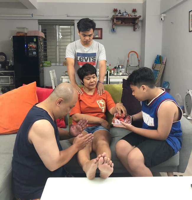 Bức ảnh gia đình mùa giãn cách mà nhiều chị em ao ước: Mẹ là hoàng hậu được phục tùng” bởi 3 người đàn ông trong nhà-2