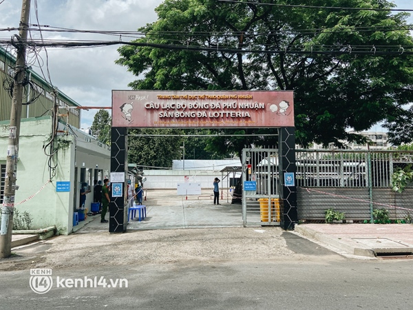 Cận cảnh khu điều trị Covid-19 trên sân bóng đá đầu tiên ở Sài Gòn vừa chính thức đón F0-1