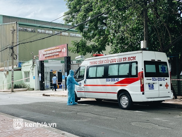 Cận cảnh khu điều trị Covid-19 trên sân bóng đá đầu tiên ở Sài Gòn vừa chính thức đón F0-2