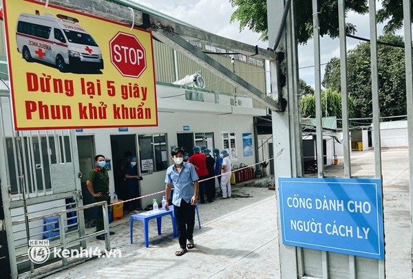 Cận cảnh khu điều trị Covid-19 trên sân bóng đá đầu tiên ở Sài Gòn vừa chính thức đón F0-3