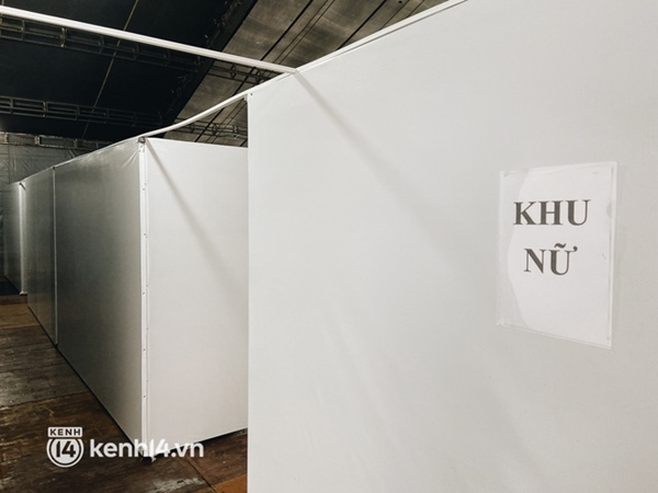 Cận cảnh khu điều trị Covid-19 trên sân bóng đá đầu tiên ở Sài Gòn vừa chính thức đón F0-8