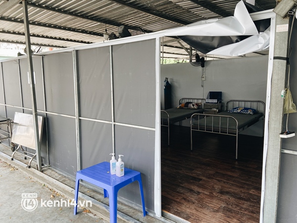 Cận cảnh khu điều trị Covid-19 trên sân bóng đá đầu tiên ở Sài Gòn vừa chính thức đón F0-9