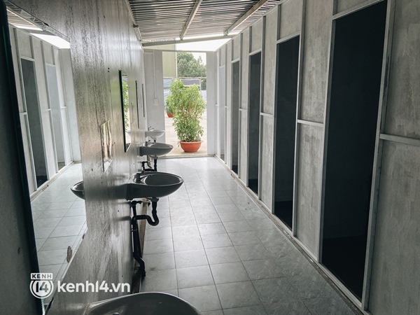 Cận cảnh khu điều trị Covid-19 trên sân bóng đá đầu tiên ở Sài Gòn vừa chính thức đón F0-12