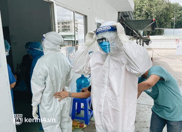 Cận cảnh khu điều trị Covid-19 trên sân bóng đá đầu tiên ở Sài Gòn vừa chính thức đón F0-15