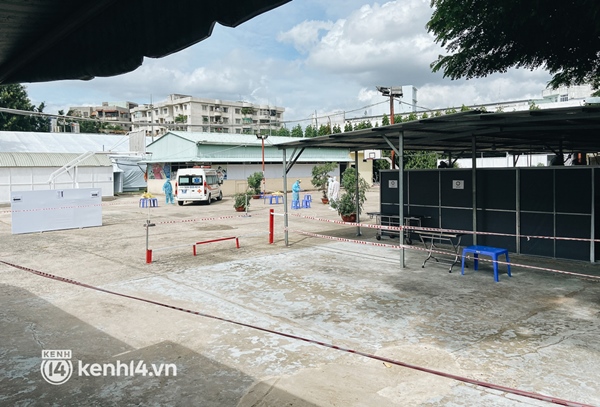 Cận cảnh khu điều trị Covid-19 trên sân bóng đá đầu tiên ở Sài Gòn vừa chính thức đón F0-16