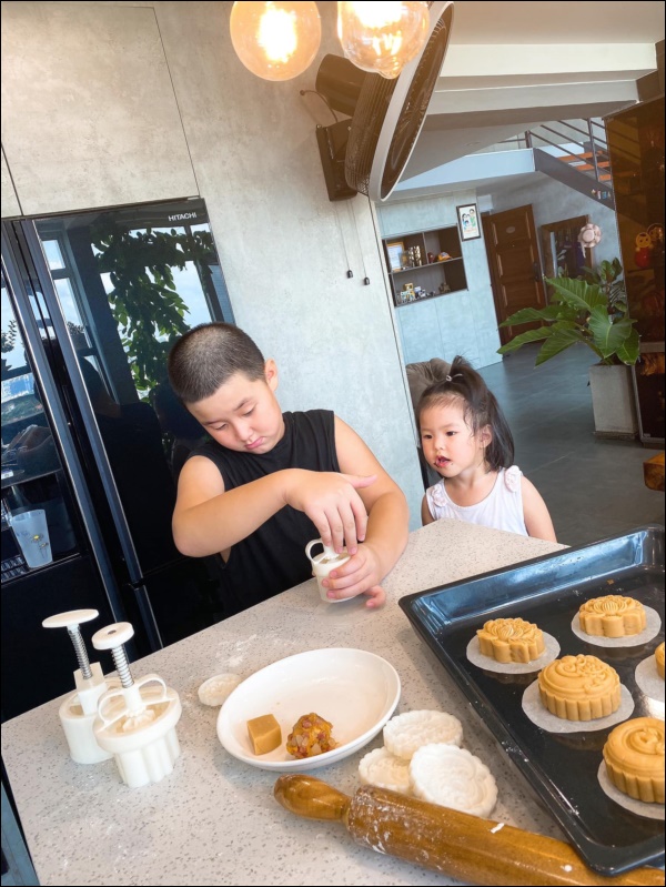 Ở nhà chống dịch, Cà Pháo nhà Lê Phương được&nbsp;rèn luyện kỹ năng này để thoát khỏi đồ công nghệ, mẹ nào cũng nên học-3