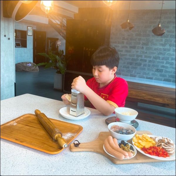 Ở nhà chống dịch, Cà Pháo nhà Lê Phương được&nbsp;rèn luyện kỹ năng này để thoát khỏi đồ công nghệ, mẹ nào cũng nên học-10