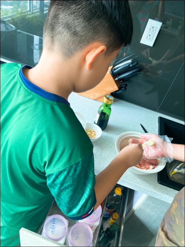 Ở nhà chống dịch, Cà Pháo nhà Lê Phương được&nbsp;rèn luyện kỹ năng này để thoát khỏi đồ công nghệ, mẹ nào cũng nên học-9