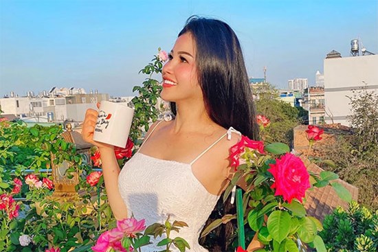 Sân thượng phủ kín hoa hồng và rau quả sạch ở Sài Gòn của Hoa hậu Janny Thủy Trần