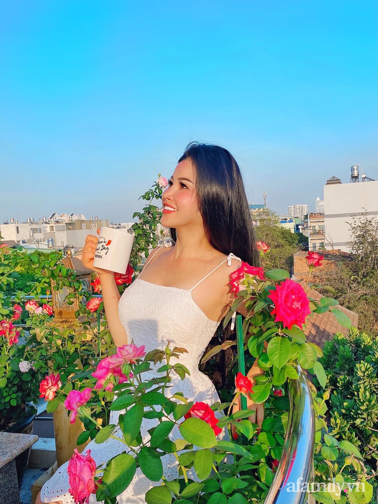 Sân thượng phủ kín hoa hồng và rau quả sạch ở Sài Gòn của Hoa hậu Janny Thủy Trần-1