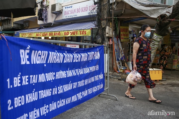 Chợ Hà Nội kẻ vạch 2m giãn cách theo Chỉ thị 16: Xa mặt nhưng không cách lòng-1