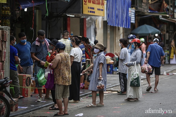 Chợ Hà Nội kẻ vạch 2m giãn cách theo Chỉ thị 16: Xa mặt nhưng không cách lòng-2