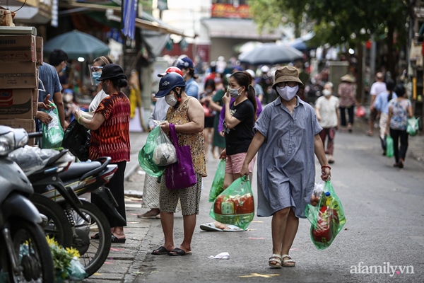 Chợ Hà Nội kẻ vạch 2m giãn cách theo Chỉ thị 16: Xa mặt nhưng không cách lòng-4