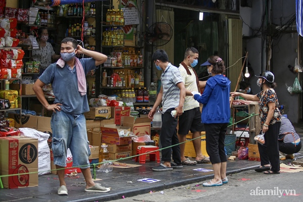 Chợ Hà Nội kẻ vạch 2m giãn cách theo Chỉ thị 16: Xa mặt nhưng không cách lòng-5