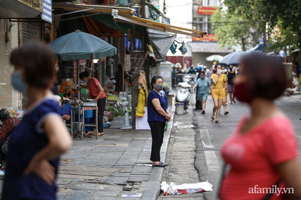 Chợ Hà Nội kẻ vạch 2m giãn cách theo Chỉ thị 16: Xa mặt nhưng không cách lòng-6