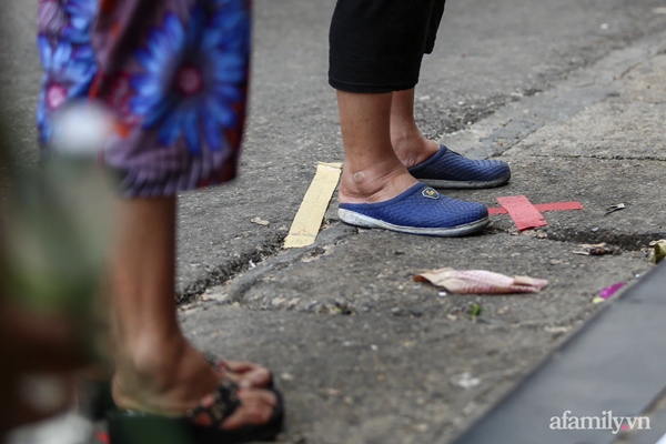 Chợ Hà Nội kẻ vạch 2m giãn cách theo Chỉ thị 16: Xa mặt nhưng không cách lòng-10