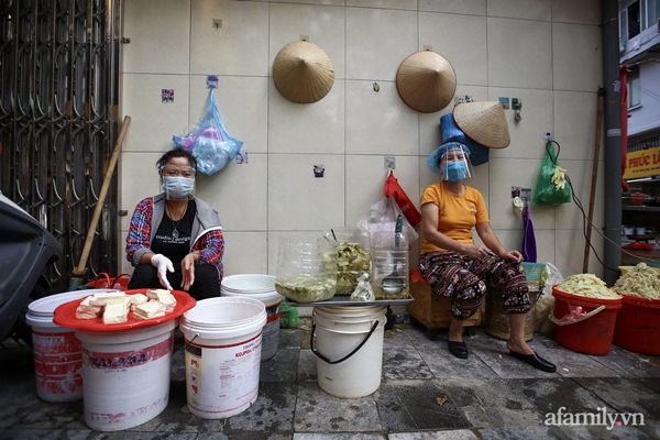 Chợ Hà Nội kẻ vạch 2m giãn cách theo Chỉ thị 16: Xa mặt nhưng không cách lòng-12