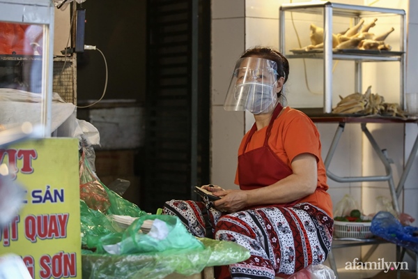 Chợ Hà Nội kẻ vạch 2m giãn cách theo Chỉ thị 16: Xa mặt nhưng không cách lòng-14