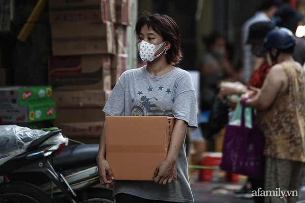 Chợ Hà Nội kẻ vạch 2m giãn cách theo Chỉ thị 16: Xa mặt nhưng không cách lòng-15