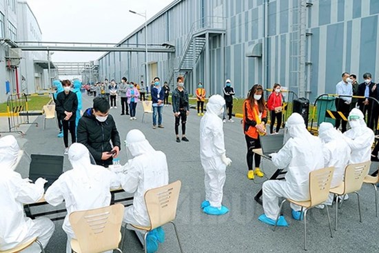 Phải tạm nghỉ làm đi cách ly 14 ngày có được nhận lương không?