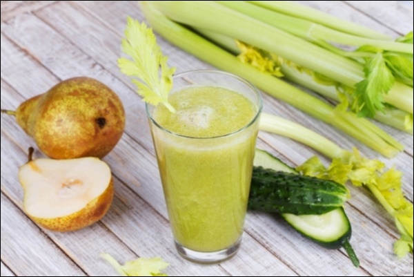 Nghỉ dịch ở nhà trót ăn nhiều, chị em hãy làm ngay&nbsp;nước ép cần tây đẹp da đẹp dáng,&nbsp;giảm cân hiệu quả bất ngờ-1