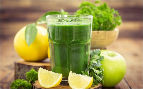 Nghỉ dịch ở nhà trót ăn nhiều, chị em hãy làm ngay&nbsp;nước ép cần tây đẹp da đẹp dáng,&nbsp;giảm cân hiệu quả bất ngờ-3