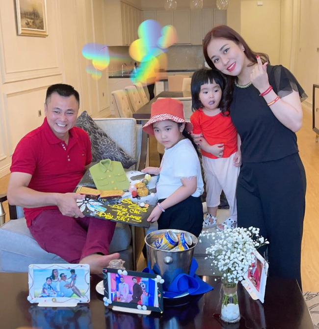 Tự Long kể chuyện đưa vợ đi đẻ khiến dân tình cười mệt, vào khu đẻ không dám nhìn ai vì ai cũng như... thời tiền sử-2