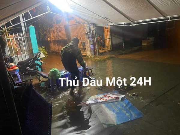 Xót xa hình ảnh cán bộ co ro trong mưa lạnh, trắng đêm kiên trì bám chốt chống dịch Covid-19 ở Bình Dương-1