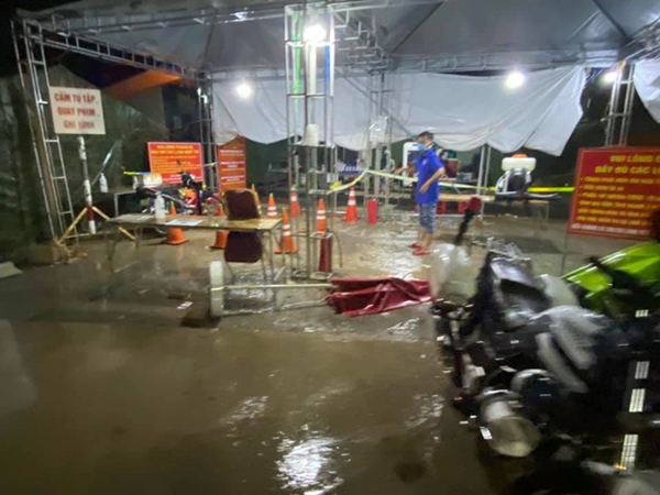 Xót xa hình ảnh cán bộ co ro trong mưa lạnh, trắng đêm kiên trì bám chốt chống dịch Covid-19 ở Bình Dương-2