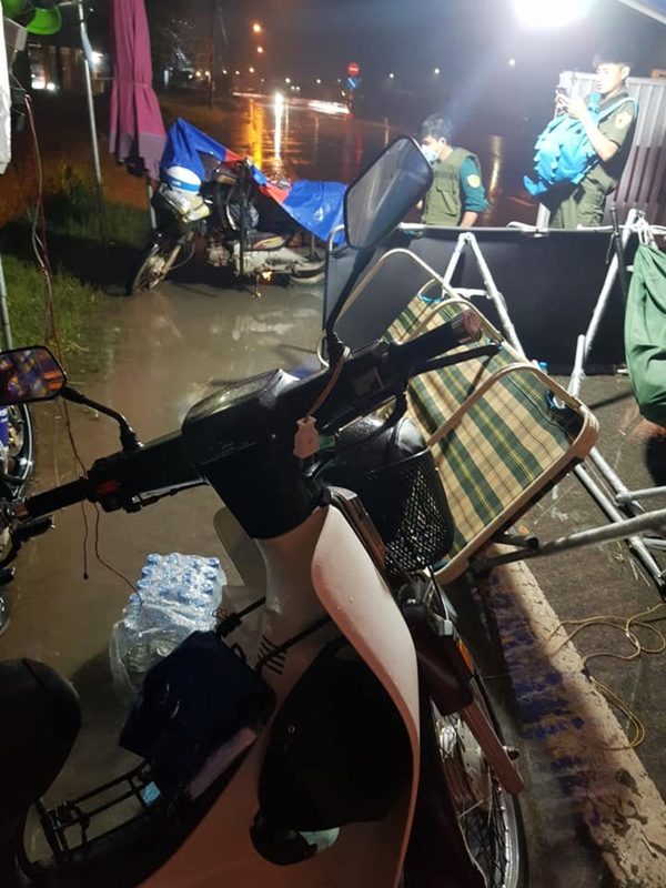 Xót xa hình ảnh cán bộ co ro trong mưa lạnh, trắng đêm kiên trì bám chốt chống dịch Covid-19 ở Bình Dương-3