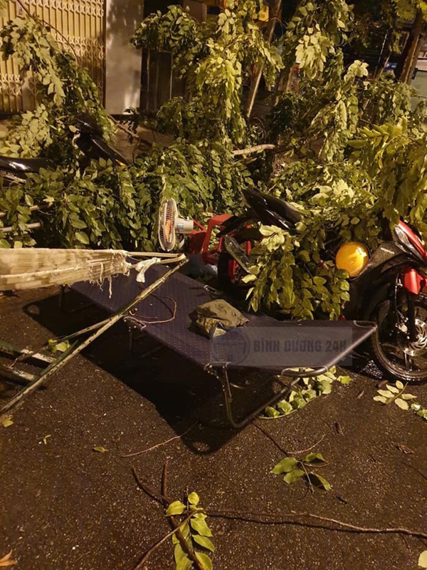 Xót xa hình ảnh cán bộ co ro trong mưa lạnh, trắng đêm kiên trì bám chốt chống dịch Covid-19 ở Bình Dương-4