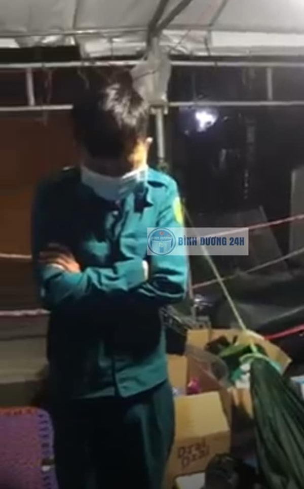 Xót xa hình ảnh cán bộ co ro trong mưa lạnh, trắng đêm kiên trì bám chốt chống dịch Covid-19 ở Bình Dương-5