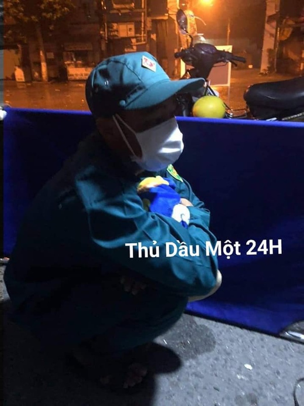 Xót xa hình ảnh cán bộ co ro trong mưa lạnh, trắng đêm kiên trì bám chốt chống dịch Covid-19 ở Bình Dương-6