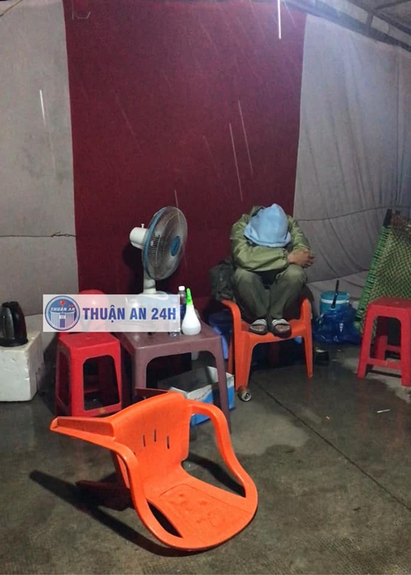 Xót xa hình ảnh cán bộ co ro trong mưa lạnh, trắng đêm kiên trì bám chốt chống dịch Covid-19 ở Bình Dương-7