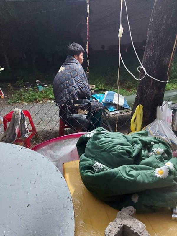 Xót xa hình ảnh cán bộ co ro trong mưa lạnh, trắng đêm kiên trì bám chốt chống dịch Covid-19 ở Bình Dương-8