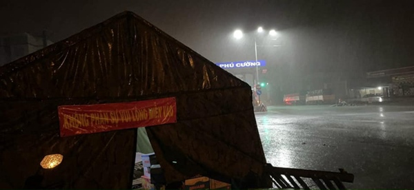 Xót xa hình ảnh cán bộ co ro trong mưa lạnh, trắng đêm kiên trì bám chốt chống dịch Covid-19 ở Bình Dương-9