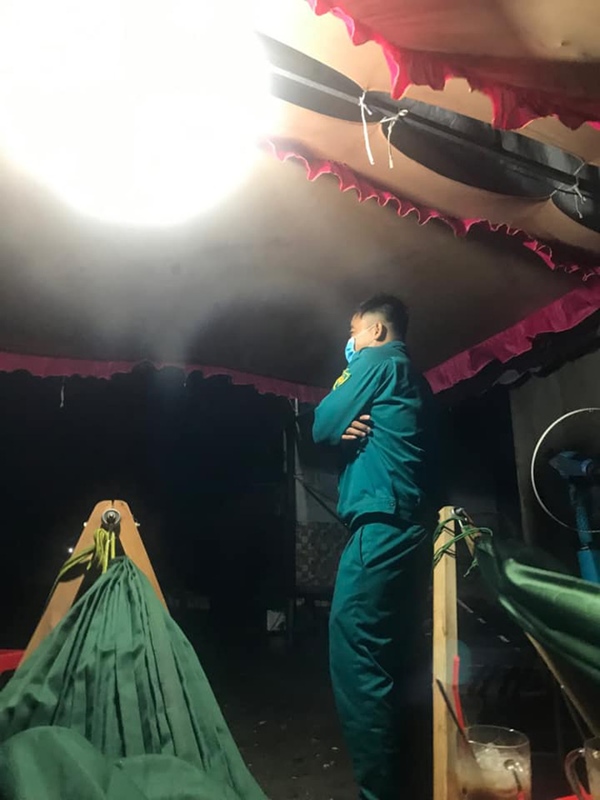 Xót xa hình ảnh cán bộ co ro trong mưa lạnh, trắng đêm kiên trì bám chốt chống dịch Covid-19 ở Bình Dương-10
