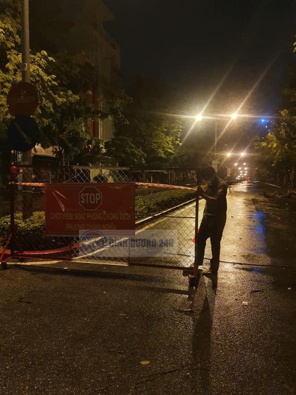 Xót xa hình ảnh cán bộ co ro trong mưa lạnh, trắng đêm kiên trì bám chốt chống dịch Covid-19 ở Bình Dương-11