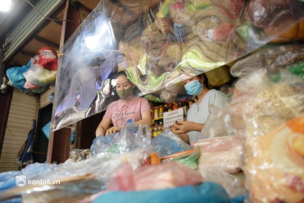Hà Nội: Chợ dân sinh đầu tiên quây nylon kín mít để phòng tránh Covid-19 khi bán hàng-1