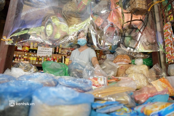 Hà Nội: Chợ dân sinh đầu tiên quây nylon kín mít để phòng tránh Covid-19 khi bán hàng-8
