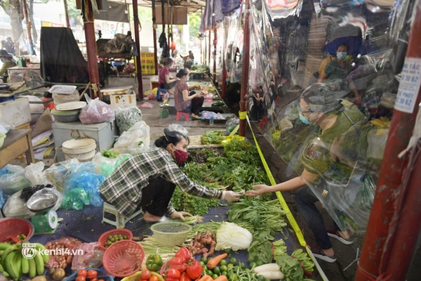 Hà Nội: Chợ dân sinh đầu tiên quây nylon kín mít để phòng tránh Covid-19 khi bán hàng-10