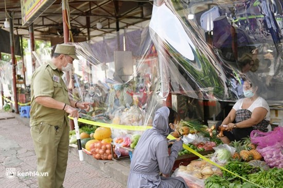 Hà Nội: Chợ dân sinh đầu tiên quây nylon kín mít để phòng tránh Covid-19 khi bán hàng
