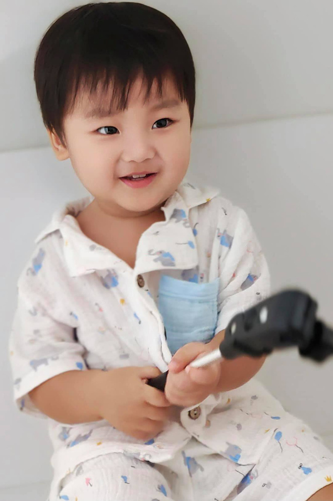 Clip 2 triệu view đang hot: Quý tử nhà Hoà Minzy chưa đầy 2 tuổi đã thuộc làu 19 quốc kỳ, ai cũng phục sát đất-5