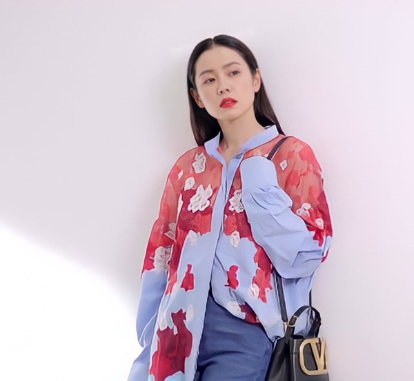 Son Ye Jin đại chiến Quan Hiểu Đồng khi diện áo na ná: Chị Đẹp lên đồ dìm dáng, mờ nhạt hơn hẳn bạn gái Lộc Hàm-2