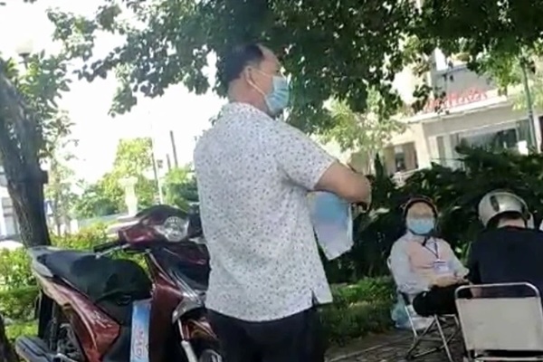 Đạp xe từ Bạch Mai lên Thụy Khuê mua bánh giò, người đàn ông cãi cự: Quán gần nhà đóng hết rồi!-1