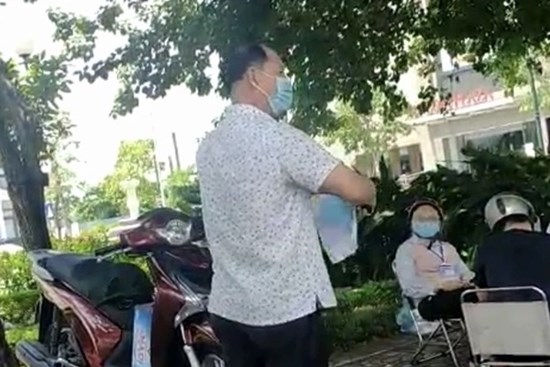 Người đàn ông xé biên bản xử phạt trước mặt tổ công tác và nói 