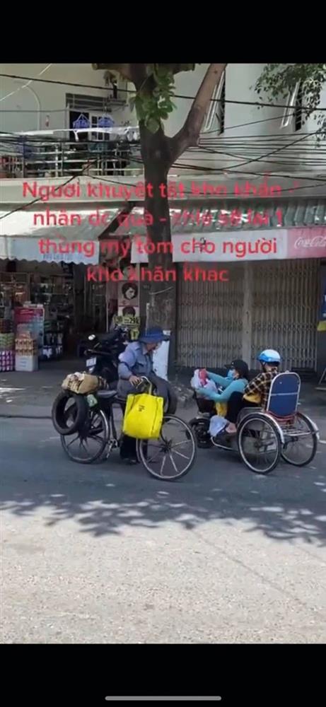 Vừa nhận quà hỗ trợ mùa dịch, chị gái khuyết tật đã làm một hành động với người qua đường khiến ai nấy rưng rưng-1